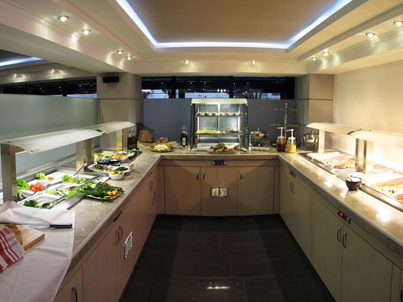 Royal Hotel and Suites 289574