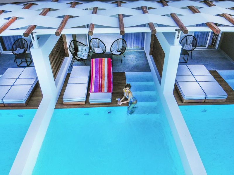 Royal Hotel and Suites 289579