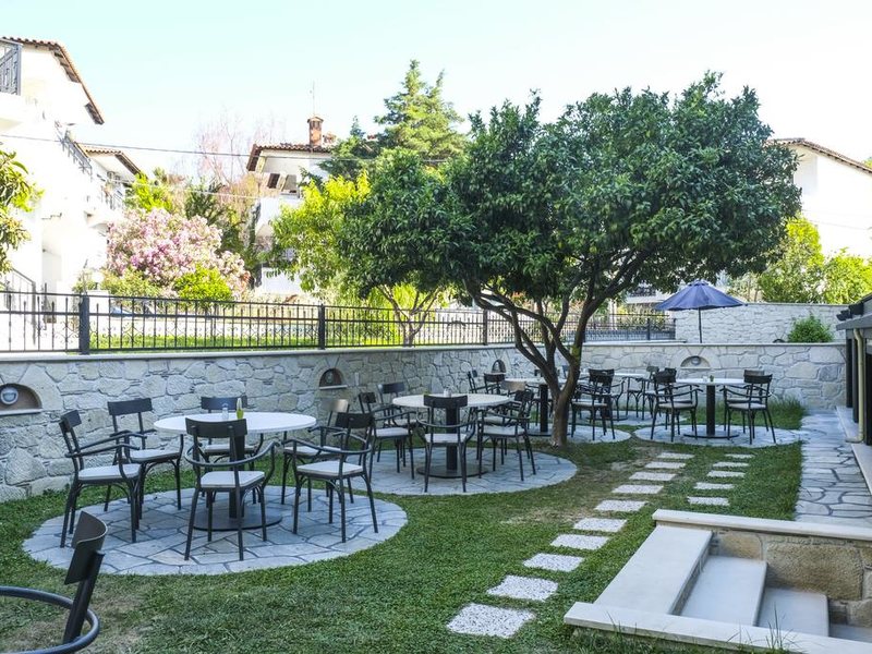 Royal Hotel and Suites 289580