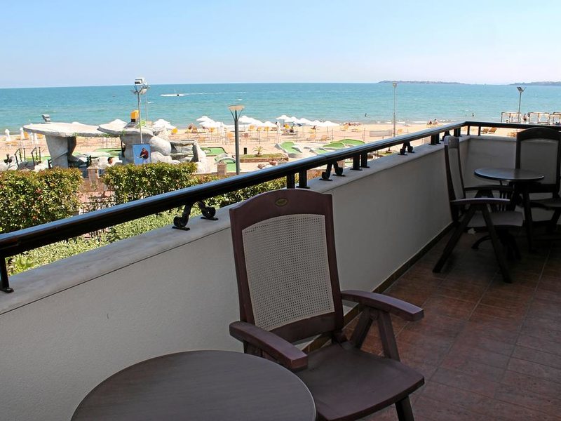 Royal Palace Helena Sands 174828