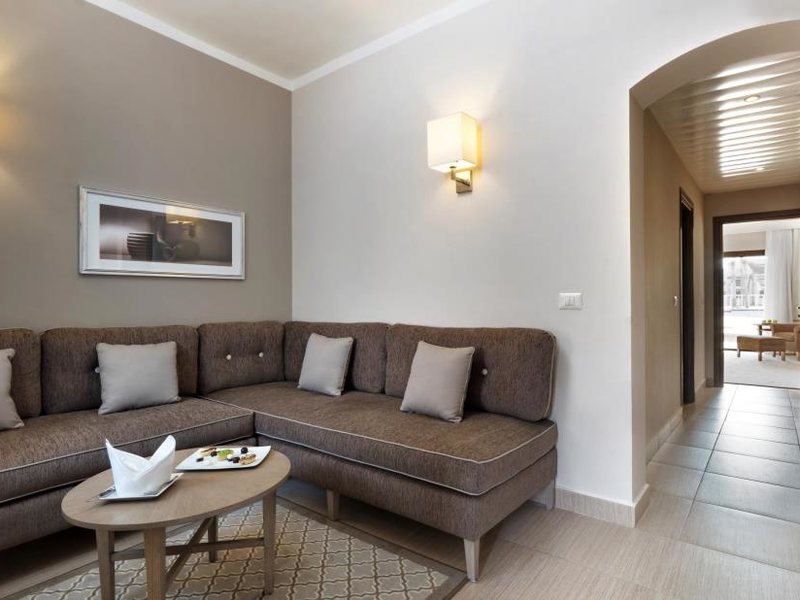 Royal Savoy Suites & Villas 73348