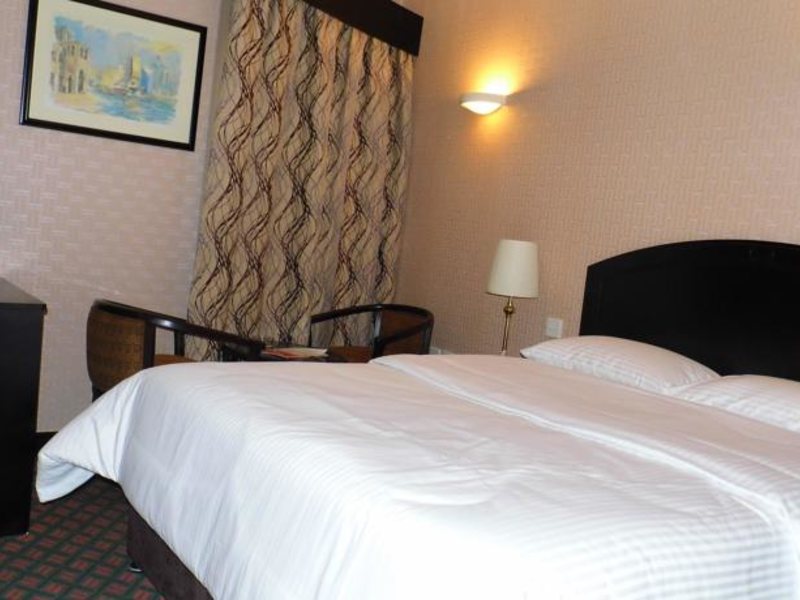 Sandras Inn Hotel 132992