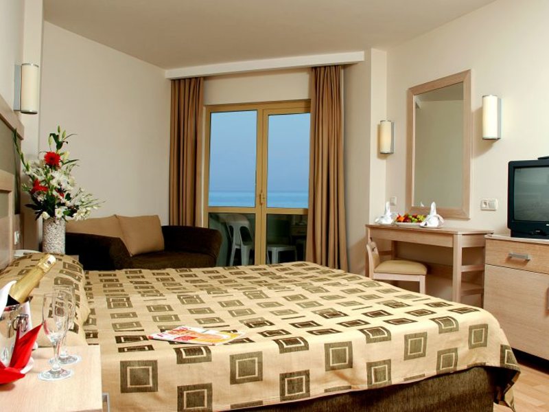 Side Breeze Hotel  71642