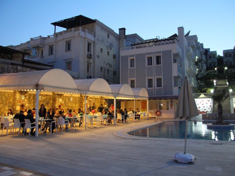 Sunpoint Suites Hotel 275537