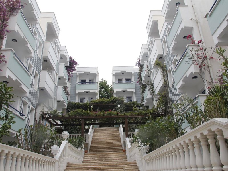 Sunpoint Suites Hotel 275540