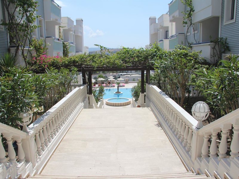 Sunpoint Suites Hotel 275542