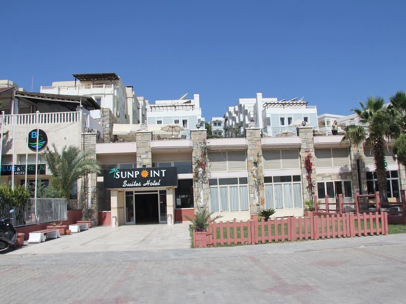 Sunpoint Suites Hotel 275543