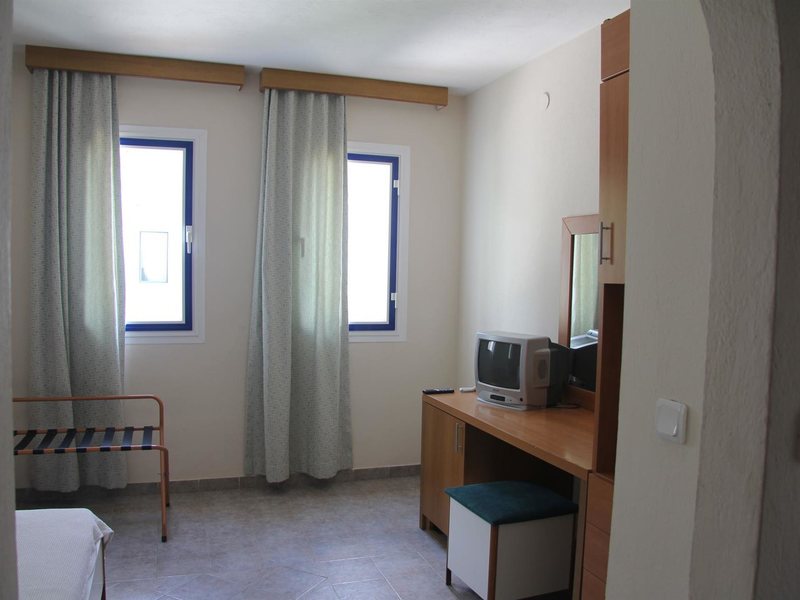 Sunpoint Suites Hotel 275549