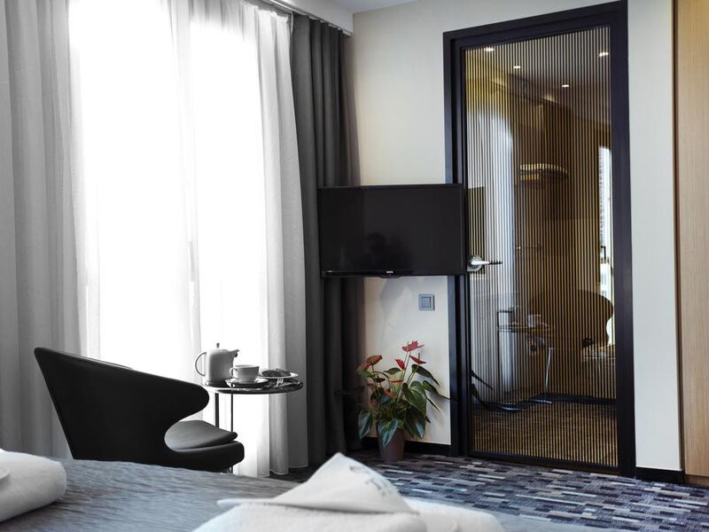 Tan Hotel 243738