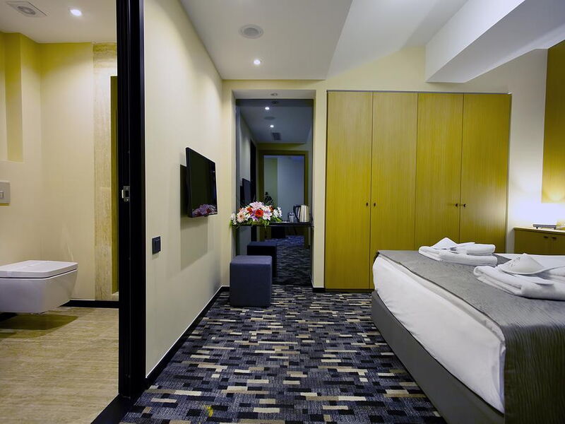 Tan Hotel 243747