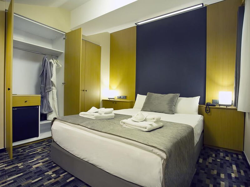 Tan Hotel 243751