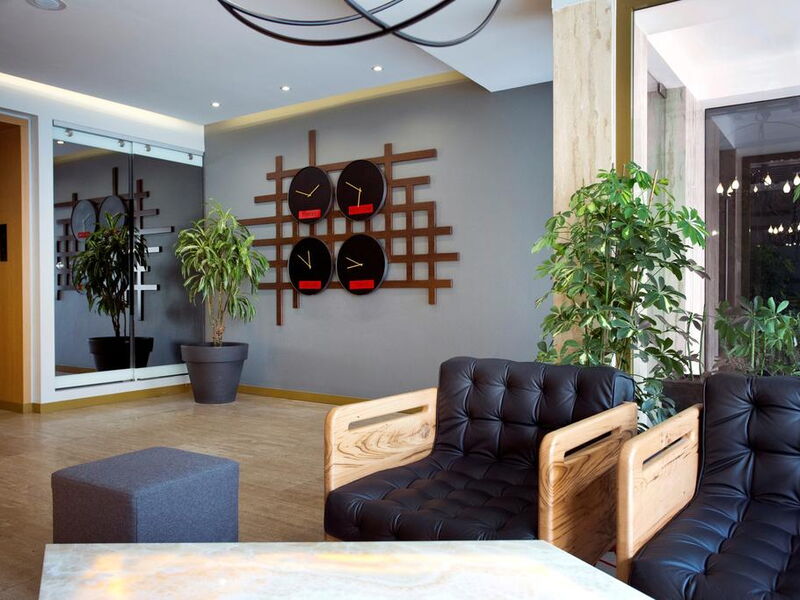 Tan Hotel 243752