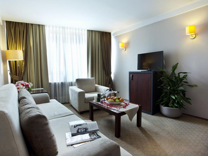 Tan Hotel 243753