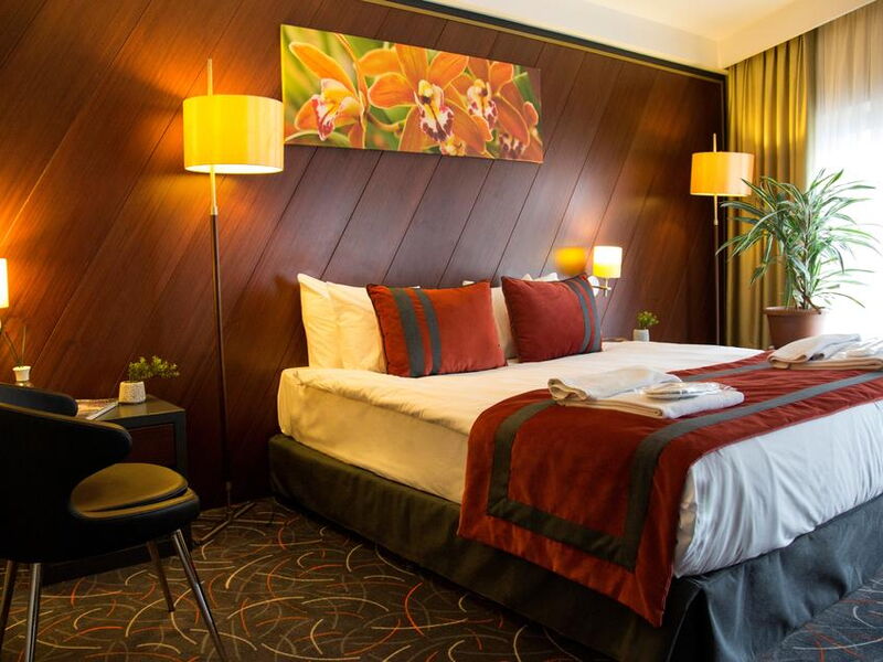 Tan Hotel 243755