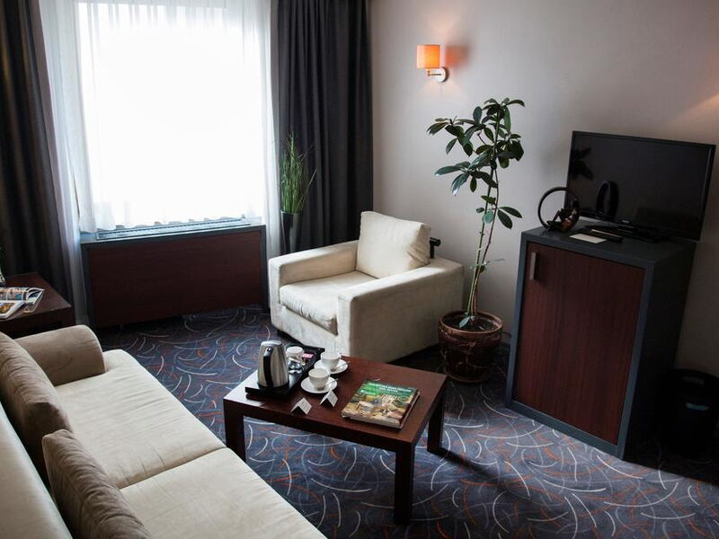 Tan Hotel 243757