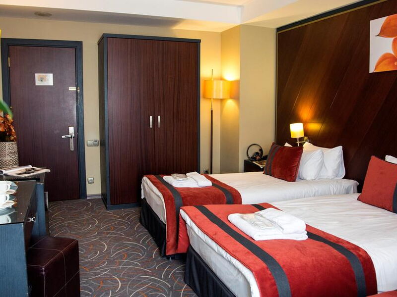 Tan Hotel 243760