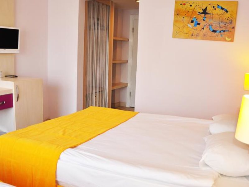 The Colour Hotels Side 67476