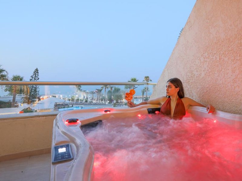 The Golden Coast Beach Hotel 290383