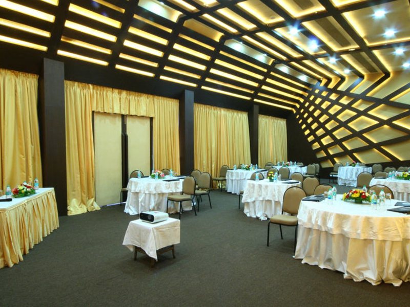 The Golden Crown Hotel 138597