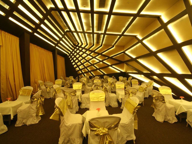 The Golden Crown Hotel 138599