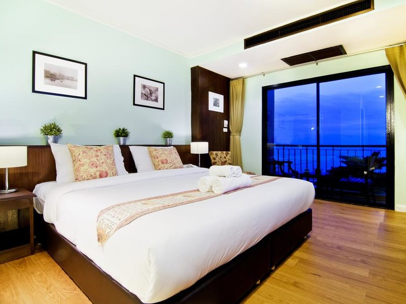 The Jomtien Twelve 211799