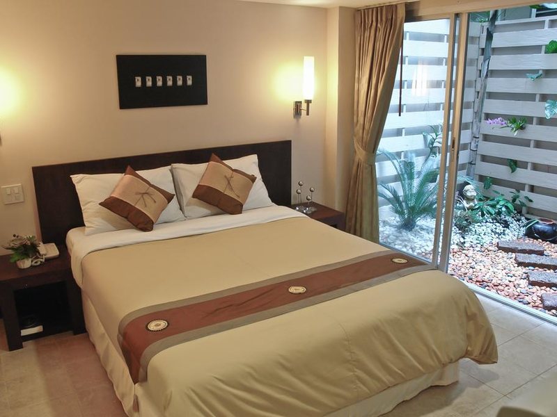 The Jomtien Twelve 211801