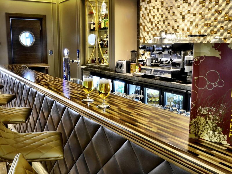 Titanic Business Golden Horn  (ex 243937