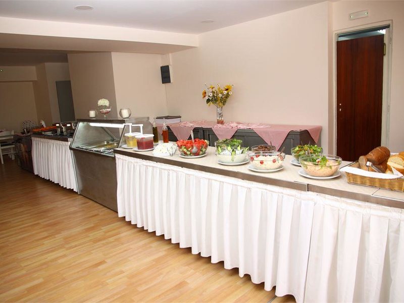 Triton Garden Hotel 98083