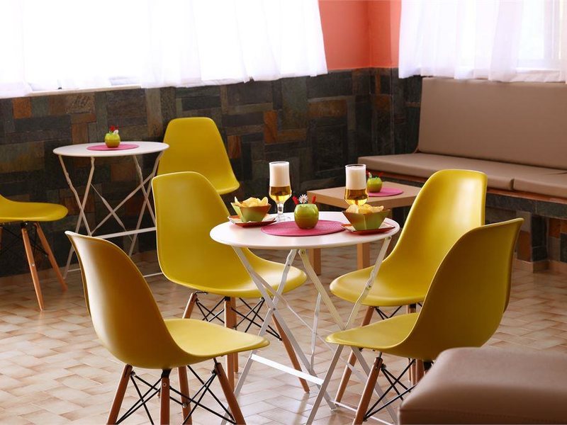 Triton Garden Hotel 98085