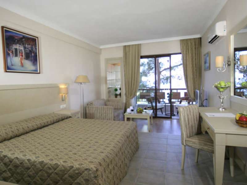 Utopia World Hotel  61156