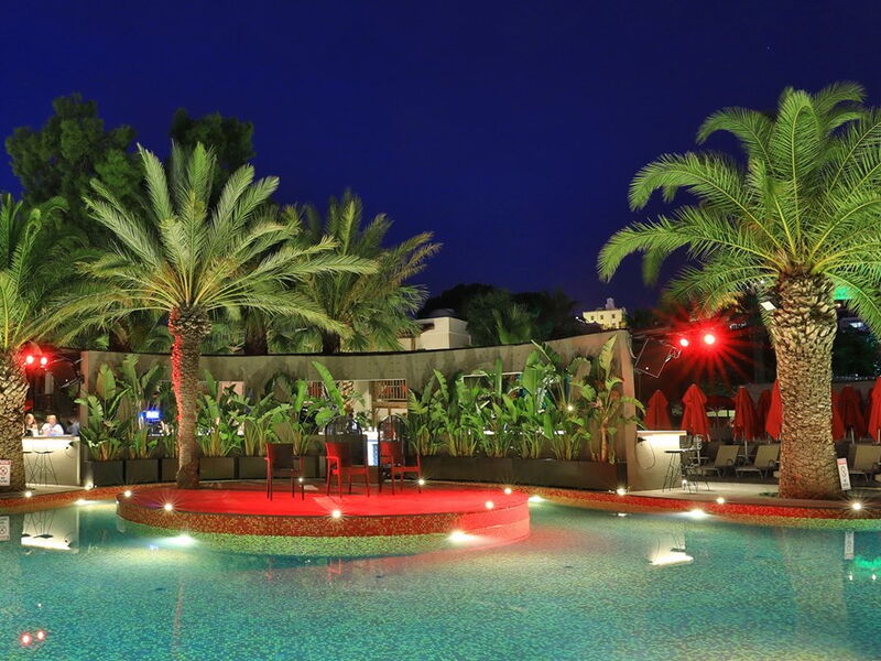 Very Chic Hotel 327329