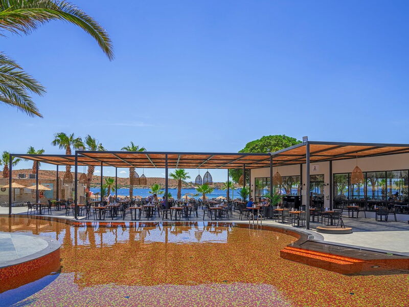 Very Chic Hotel 327333
