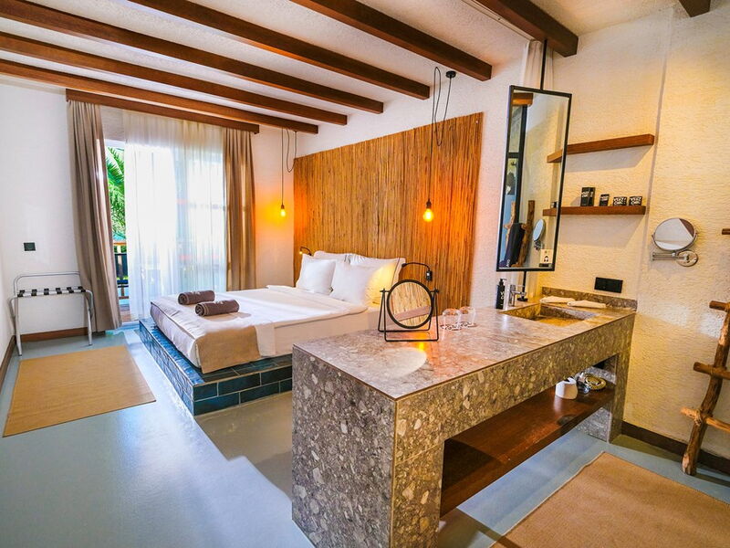 Very Chic Hotel 327335