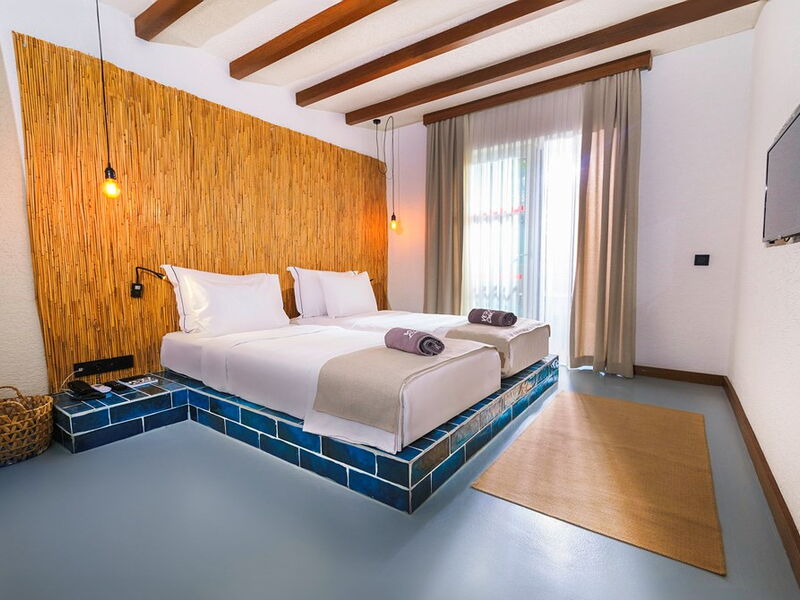 Very Chic Hotel 327336