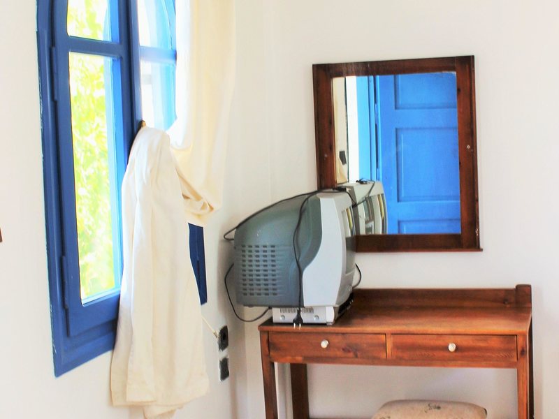 White–Blue Studios 256178