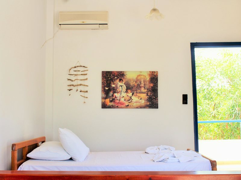 White–Blue Studios 256182