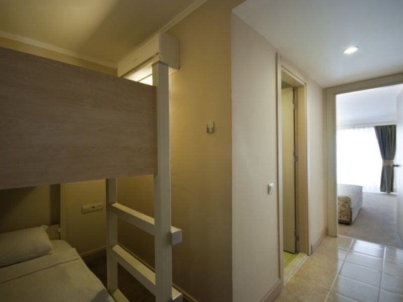 White Lilyum Hotel  43828