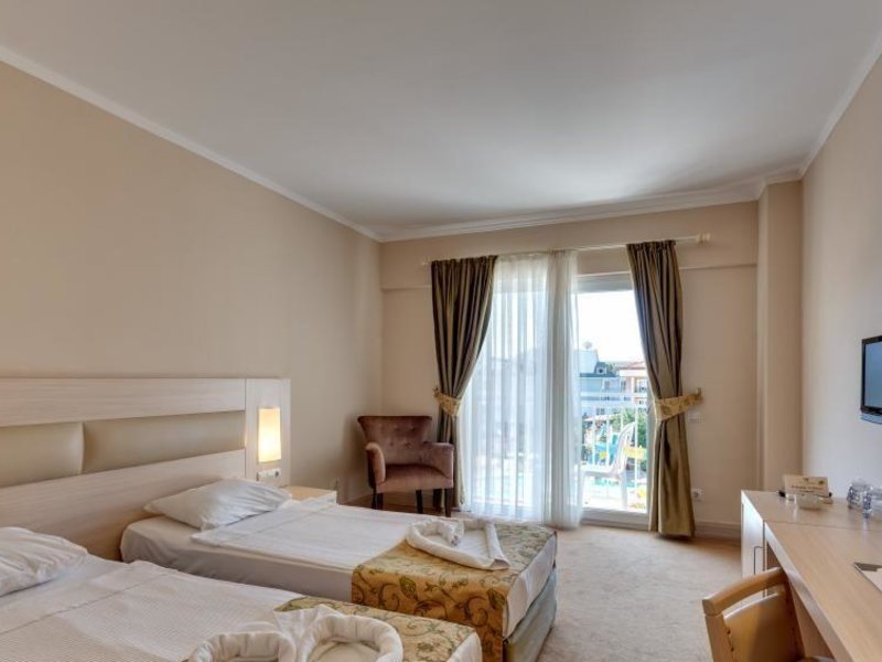 White Lilyum Hotel  43848